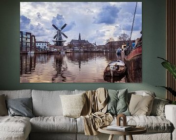 Zicht over het Spaarne van molen de Adriaan en de Grote Kerk  (Haarlem, Holland) van ErikJan Braakman