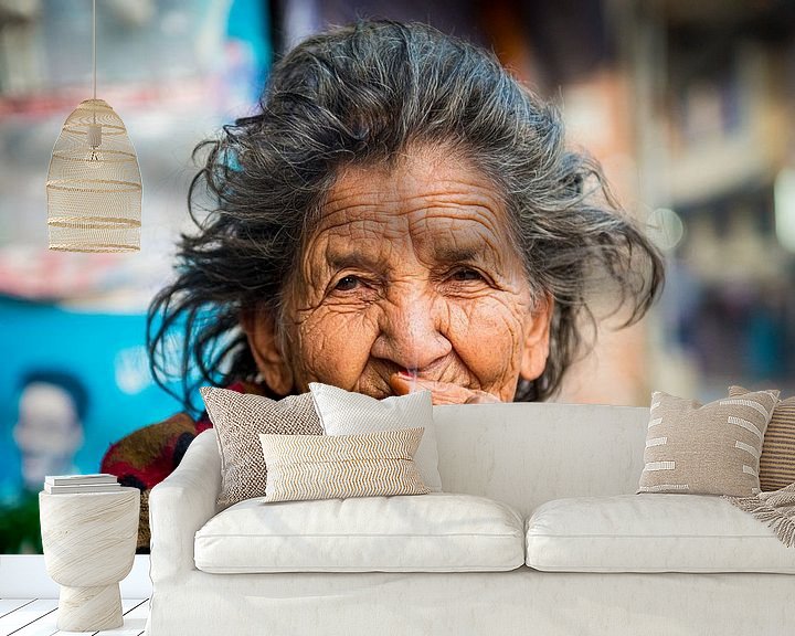 Sfeerimpressie behang: Oude Nepalese vrouw rookt sigaret van Ellis Peeters