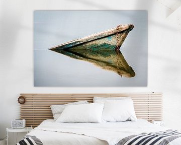 Reflectie van een oude, verzonken boot in het water van Ellis Peeters