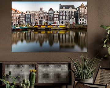 Amsterdam, reflectie, gracht, gele woonboot en grachtenpanden