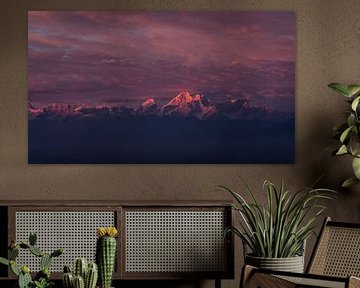 Zonsondergang Himalaya met roze gloed van Ellis Peeters