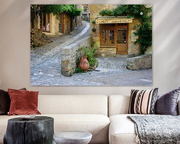 Typisch Frans straatbeeld met een deli in de Dordogne streek