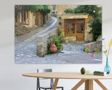 Typisch Frans straatbeeld met een deli in de Dordogne streek van iPics Photography
