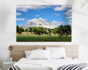 Weiße Stadt Ostuni mit Olivenbäumen in Apulien  von iPics Photography