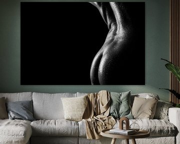 Der geölte Körper einer nackten Frau bedeckt mit Wassertropfen von Retinas Fotografie