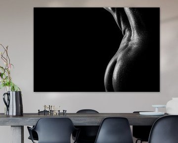 Der geölte Körper einer nackten Frau bedeckt mit Wassertropfen von Retinas Fotografie