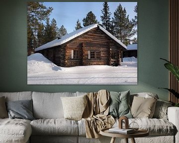 Houten chalet met sneeuw in Lapland