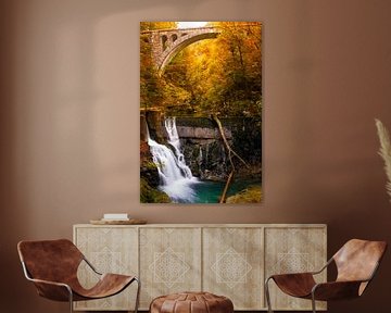 Wasserfall und ein Zugviadukt in einer Schlucht im Herbst von iPics Photography