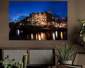 Maisons du canal d'Amsterdam illuminées au crépuscule sur iPics Photography