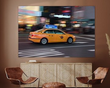 Rijdende Yellow Cab in Manhattan  by Chantal Schutte