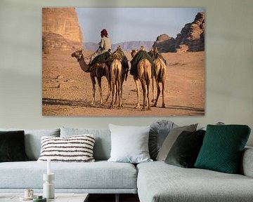 Kamelen in de woestijn van Jordanië van Chantal Schutte