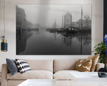 Oude haven in de mist bij zonsopkomst