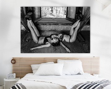Twee vrouwen in lingerie liggen op zolder by Retinas Fotografie