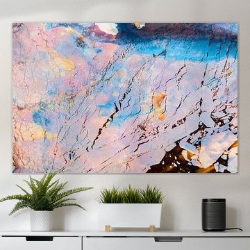 Kwel water met kleur van ijzerbacterien