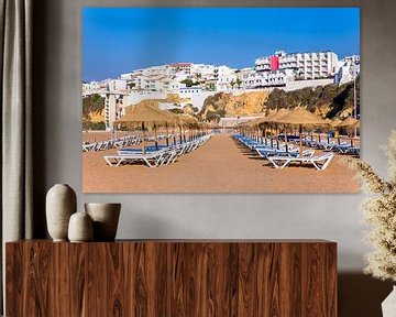 Rijen strandparasols met appartementen aan kust bij Albufeira in Portugal van Ben Schonewille