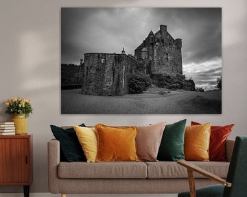 Eilean Donan kasteel (Dornie) in wolken van Luis Boullosa