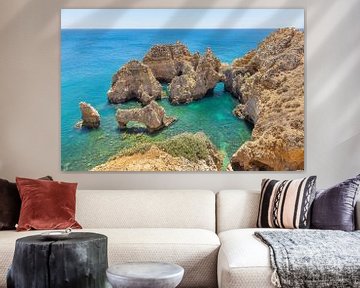 Rotsen in blauwe zee aan de kust in Algarve Portugal van Ben Schonewille
