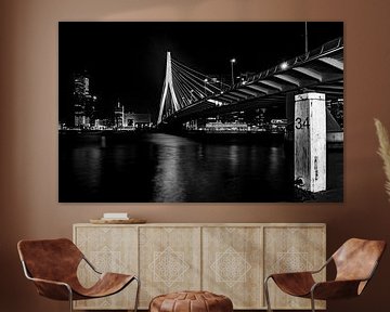 Nacht foto van de Erasmusbrug in Rotterdam, in zwart wit (HDR) van Atelier van Saskia
