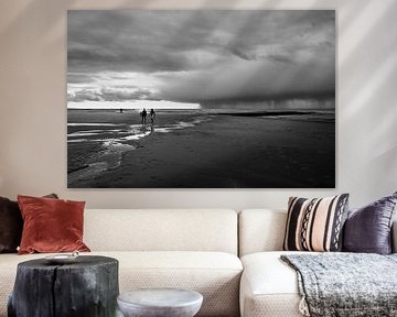 surfen op het strand in de winter van eric van der eijk