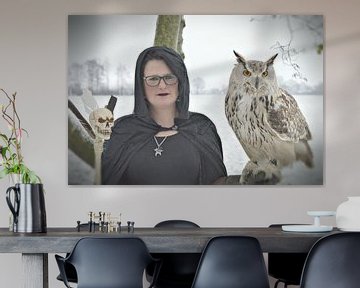 modern witch with eagle owl van Pascal Engelbarts