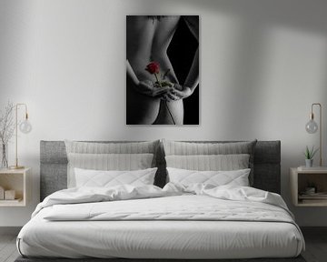 Naked woman with a rose von Leo van Valkenburg