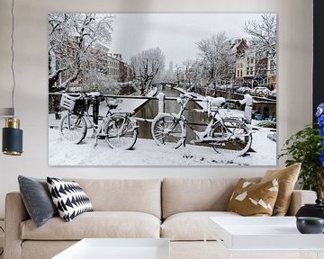 Sneeuw op de Oudegracht in Utrecht. van Margreet van Beusichem