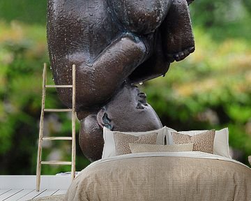 Beeldje van foetus in het Vigeland Park, Oslo. van Edward Boer