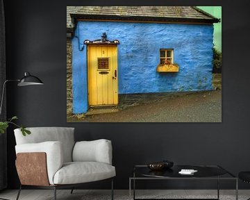 Blauwe cottage in Killybegs, Ierland. van Edward Boer