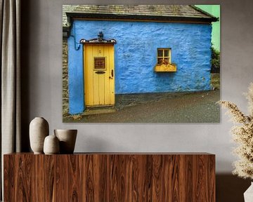 Blauwe cottage in Killybegs, Ierland.