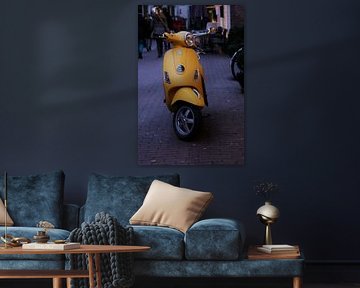 Gelbe Vespa von Christopher Schellen