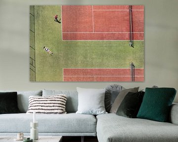 Tennisbaan in vogelvluchtperspectief met een zonnend meisje en een tennisspeler van Marco van Middelkoop