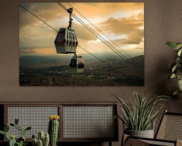 Seilbahn bei Sonnenuntergang in Medellín von Lucas De Jong