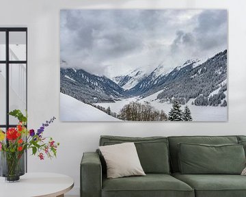 Uitzicht over de met sneeuw bedekte bergen in de Tiroler Alpen in Oostenrijk van Sjoerd van der Wal