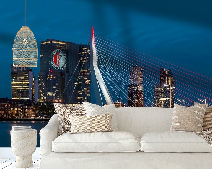 Sfeerimpressie behang: Feyenoord projectie op 'De Rotterdam'  van Midi010 Fotografie