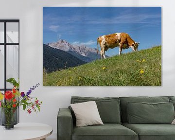 Rood-bonte koe op een alpenweide, Sillian, Ost-Tirol, Oostenrijk van Rene van der Meer