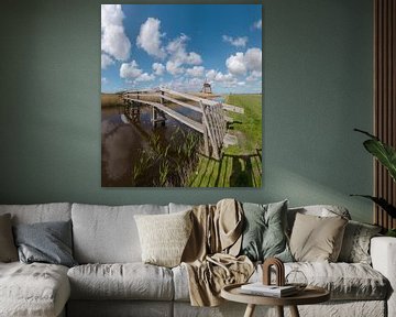 Fußgängerbrücke über einen Kanal mit Windmühlen, 't Zand, Noord-Holland, Niederlande von Rene van der Meer