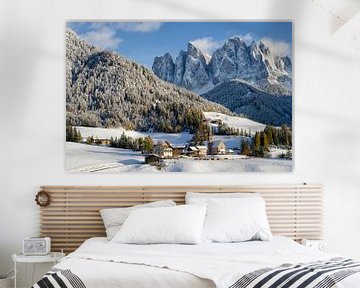 Village dans les Dolomites dans la neige