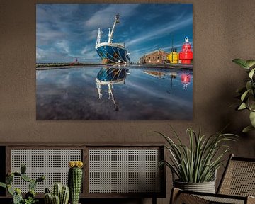 De haven van Harlingen met weerspiegeling in een stilstaande plas