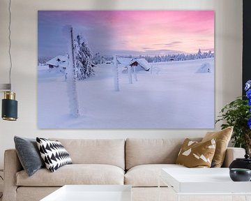 Ondergesneeuwd  dorp tijdens pastelkleurige zonsondergang van Rob Kints