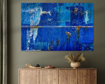Blauwe scheepsromp met lasnaad en roestvlekken van Frans Blok