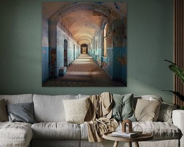 Un couloir abandonné dans un sanatorium