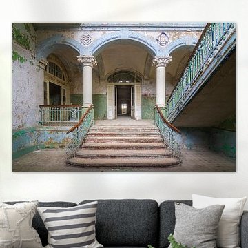 De vervallen ingang van Beelitz (gezien bij vtwonen) van Truus Nijland