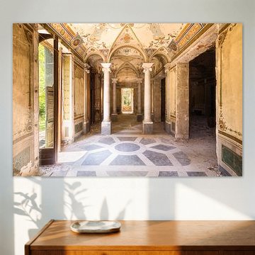 Couloir dans une villa abandonnée. sur Roman Robroek - Photos de bâtiments abandonnés
