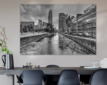 Haagse gracht met zicht op hoogbouw van Carla van Zomeren