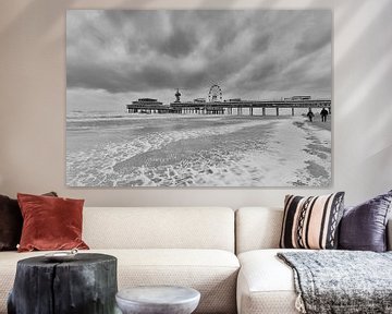 Schwarz / weiß Foto des Piers in Scheveningen. von Johan Kalthof