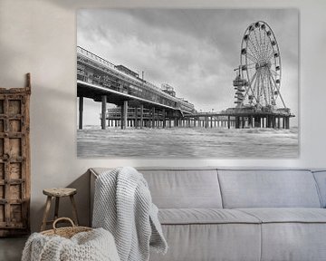 Black and white photo with the pier in Scheveningen. sur Johan Kalthof