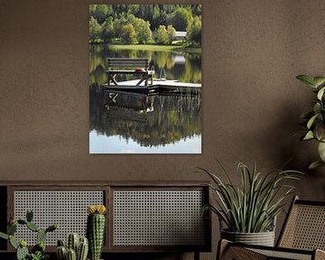 Banc en bois sur un quai sur un lac en Laponie sur Jutta Klassen