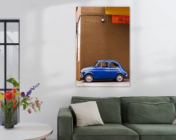 Blauwe Fiat 500 in straatbeeld