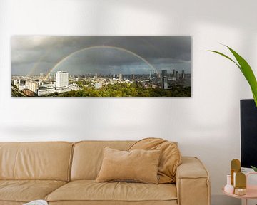 Panorama van Rotterdam met regenboog van Michel van Kooten