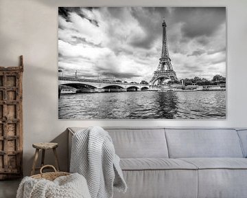 Eiffeltoren in Parijs met dreigende lucht von Celina Dorrestein